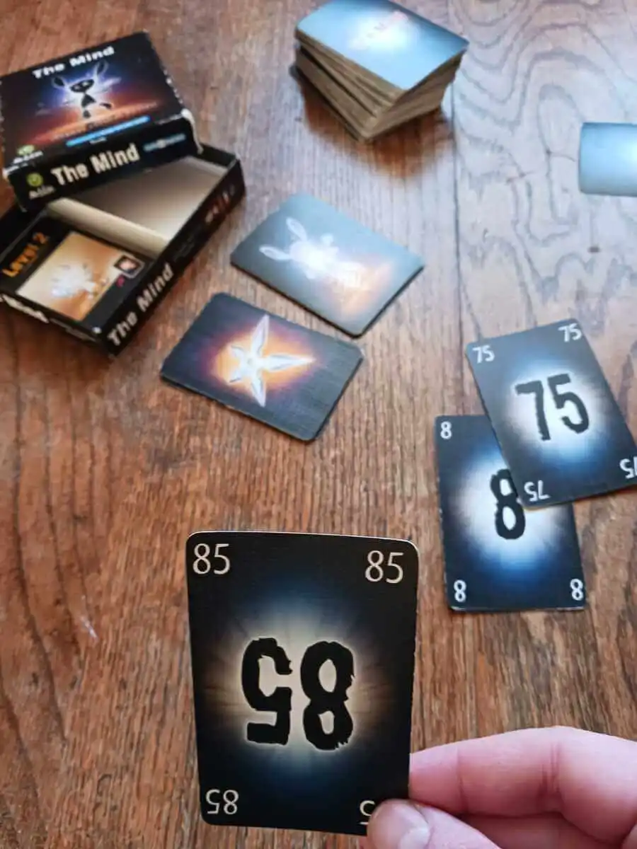 Partida de The Mind juego de mesa sobre la mesa